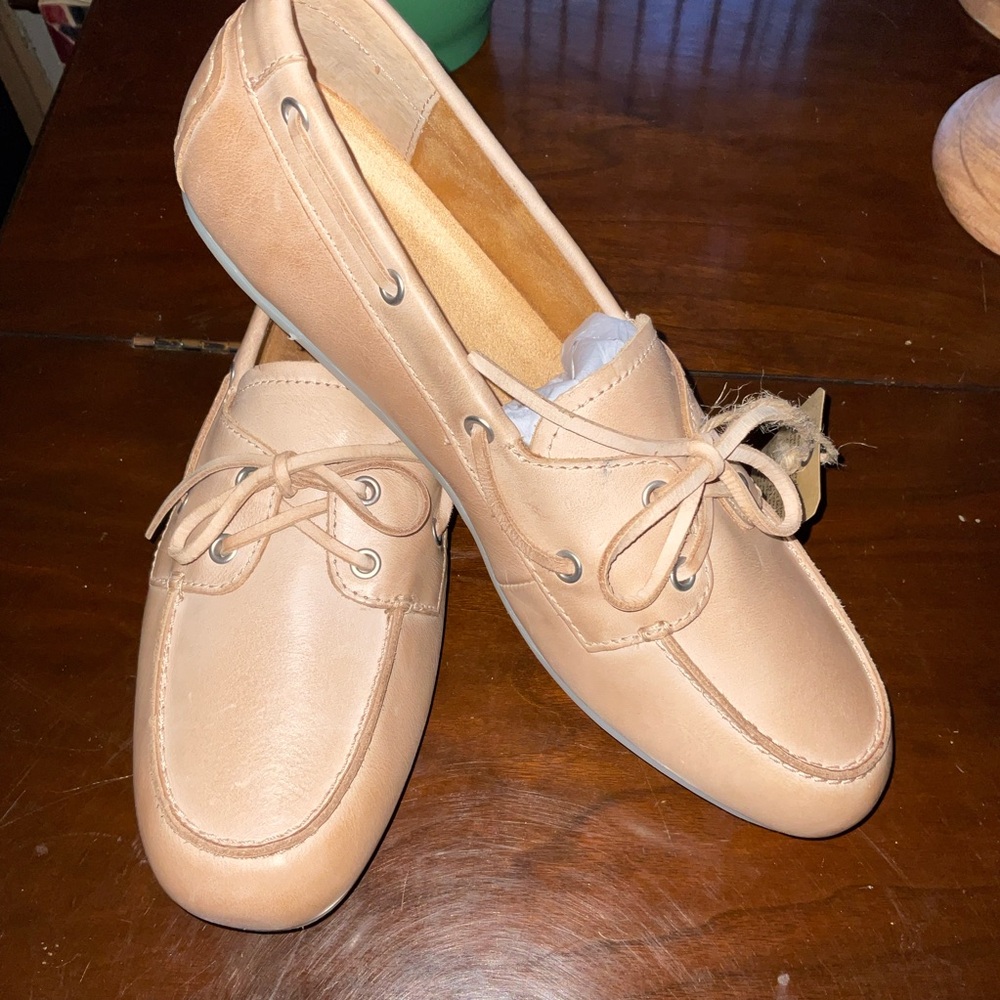 Born Women's Nude/Tan Leather Boat Shoes